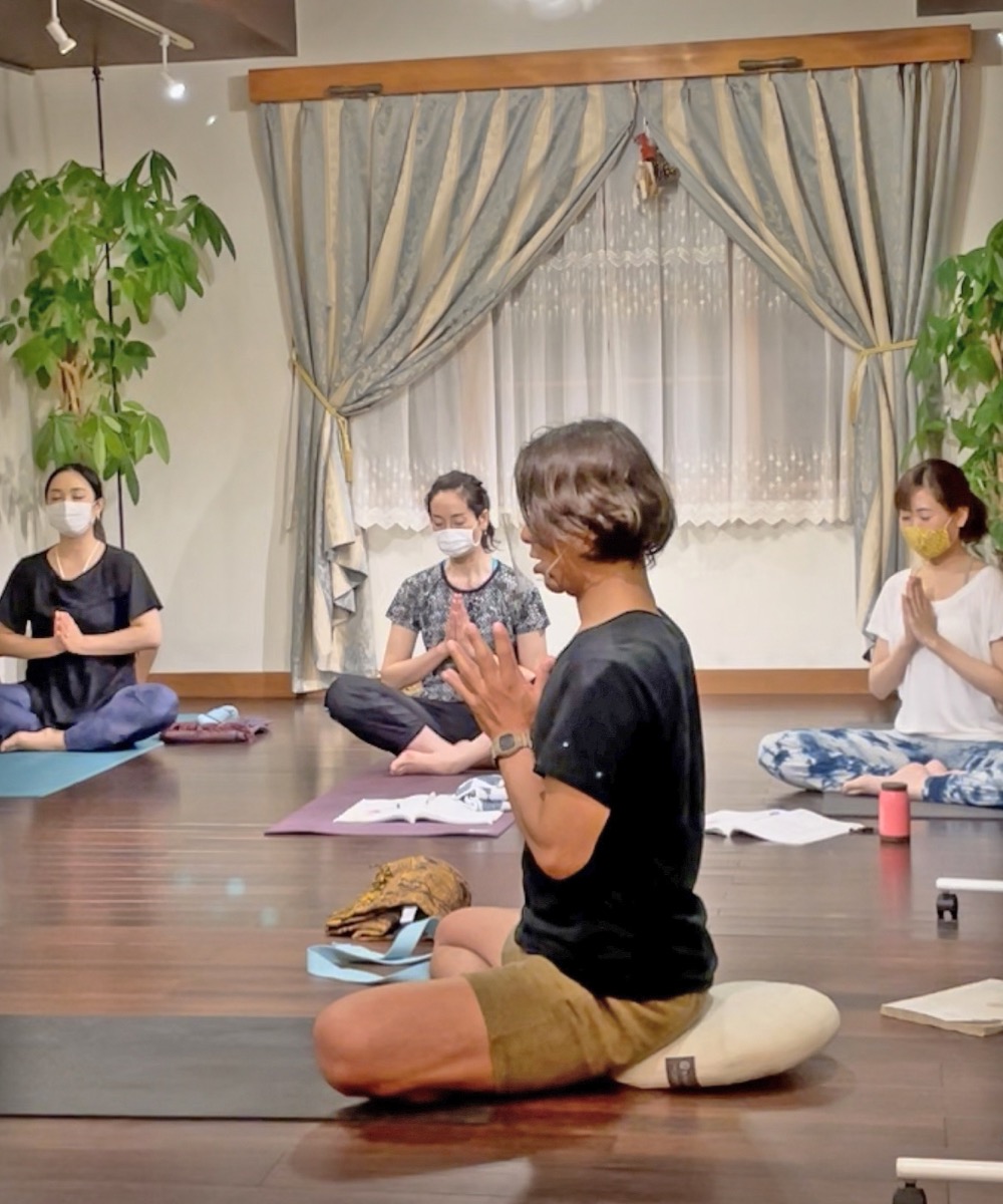 瞑想を始める前、講師と受講生全員が輪になって静かに合掌する時間。少人数だからこそ生まれる一体感